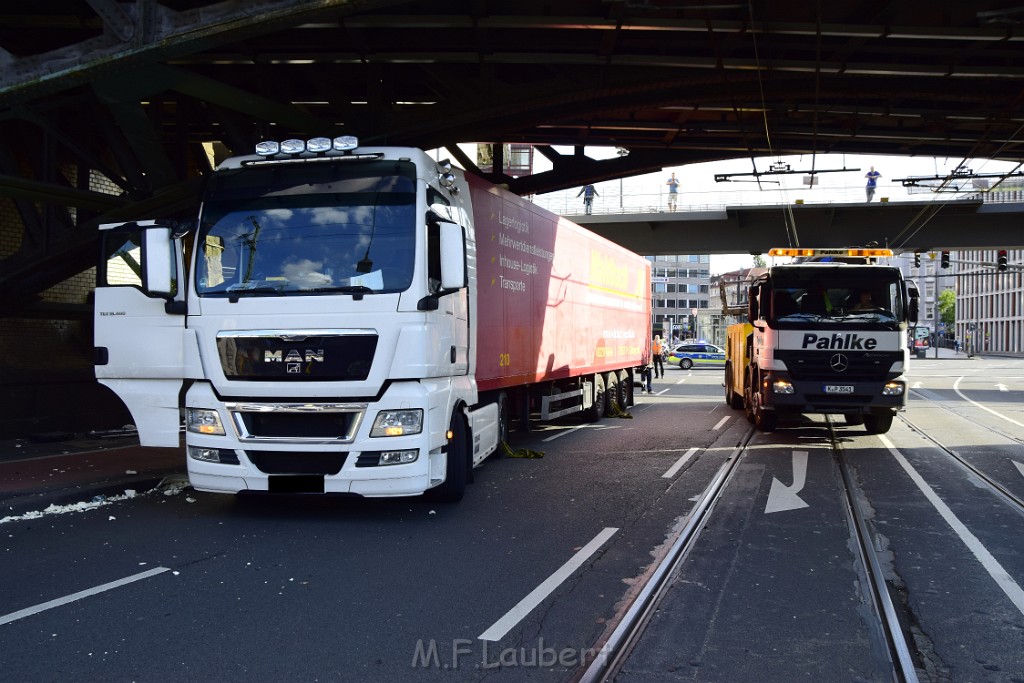 LKW blieb unter Bruecke haengen Koeln Deutz Opladenerstr Deutz Muelheimerstr P072.JPG - Miklos Laubert